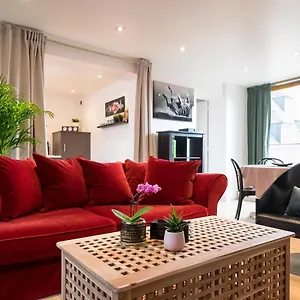 2 Bedroom In The Heart Of The Old Town Apartment